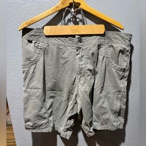 KUHL Cargo khaki shorts size 38